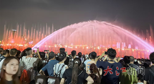 10月7日晚,秋水广场,游客络绎不绝。 全媒体记者 钟剑桥 摄