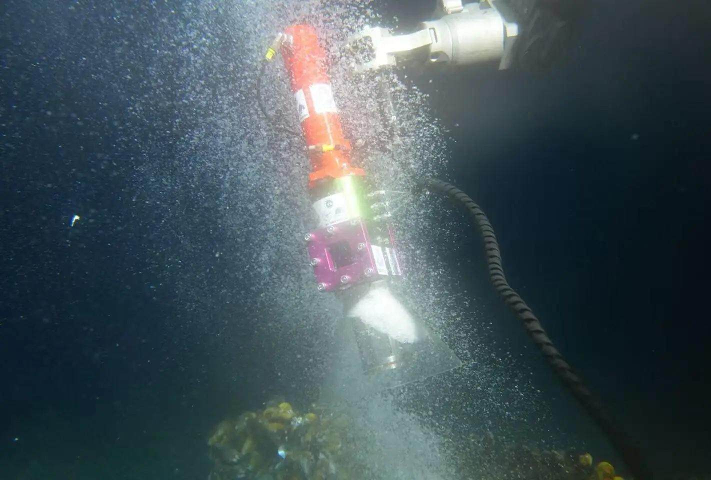 在冷泉喷口采集可燃冰