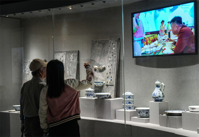10月5日，游客在保定宴饮食博物馆参观。