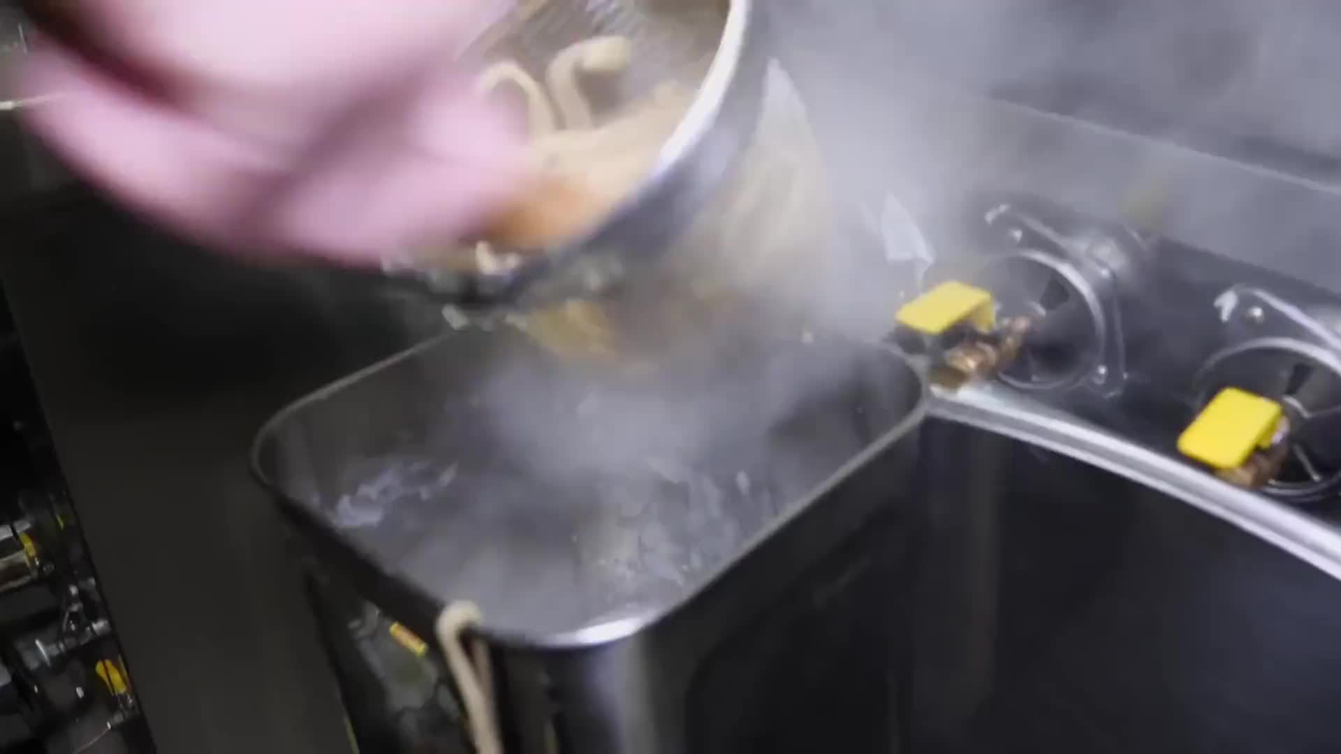 日本排名第一的猪骨拉面店，每天500碗售罄，制作食材是真良心