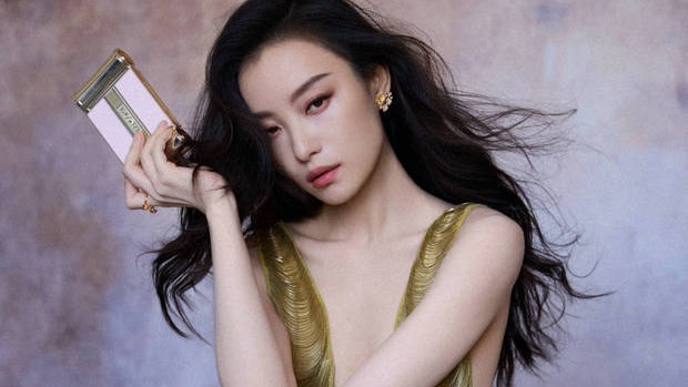 倪妮穿金色深V长裙魅惑美艳 锁骨精致曲线曼妙封面图