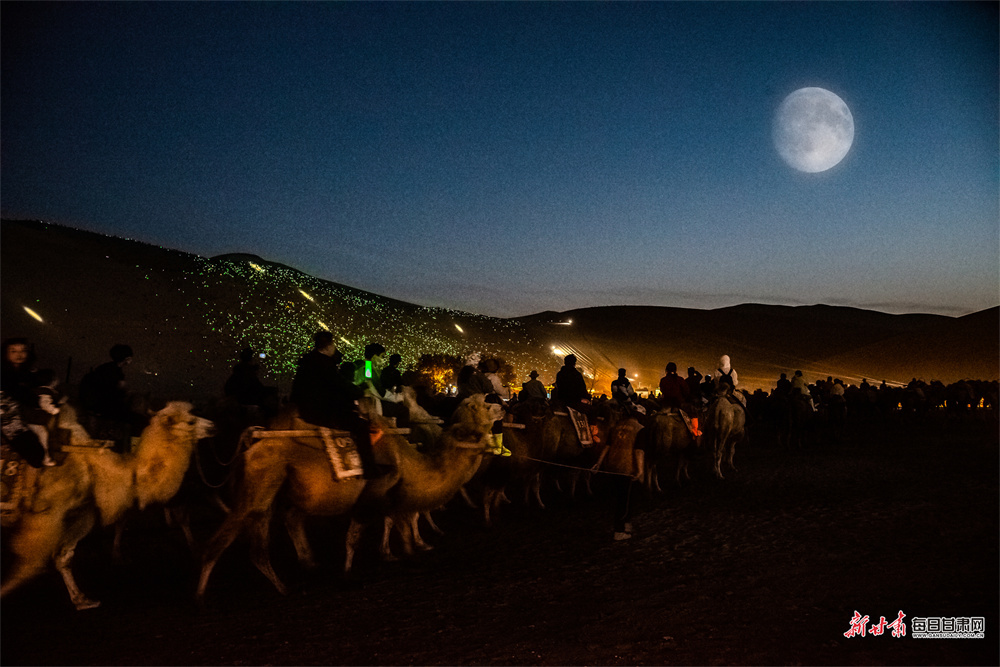 10月5日晚，敦煌鸣沙山月牙泉景区，数万名游客在浩瀚星空下共赏明月，万人合唱共迎佳节。新甘肃·每日甘肃网通讯员　王斌银　周玉玲　摄影报道