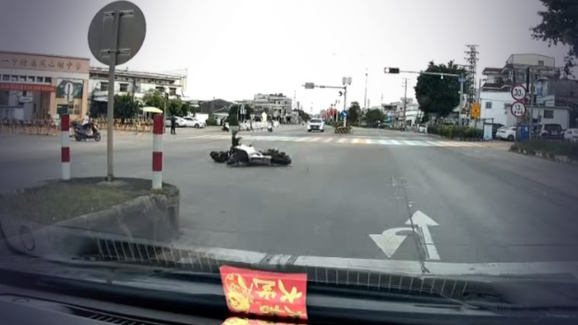 摩托车疑现“死亡摇摆”撞花坛，医院：确有救护记录，驾驶员当场不幸身亡