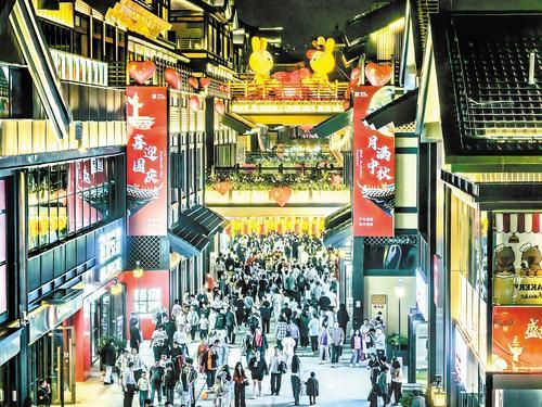 国庆中秋假期，邯郸市邯郸道历史文化街区游人如织。本报记者 田 明摄