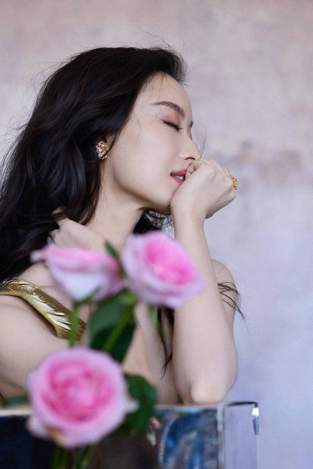 倪妮穿金色深V长裙魅惑美艳 锁骨精致曲线曼妙