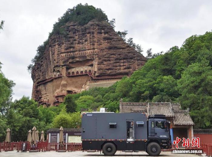 敦煌研究院文物数字化智能移动平台在天水麦积山石窟数字化应用场景（资料图，敦煌研究院供图）