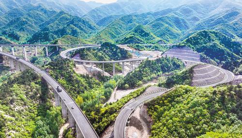 近日，车辆行驶在京蔚高速与张涿高速互通枢纽。本报记者 耿 辉摄