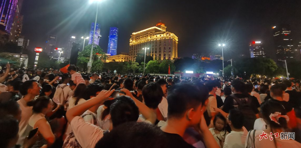 南昌地铁外的汹涌人潮 摄影/左阳天
