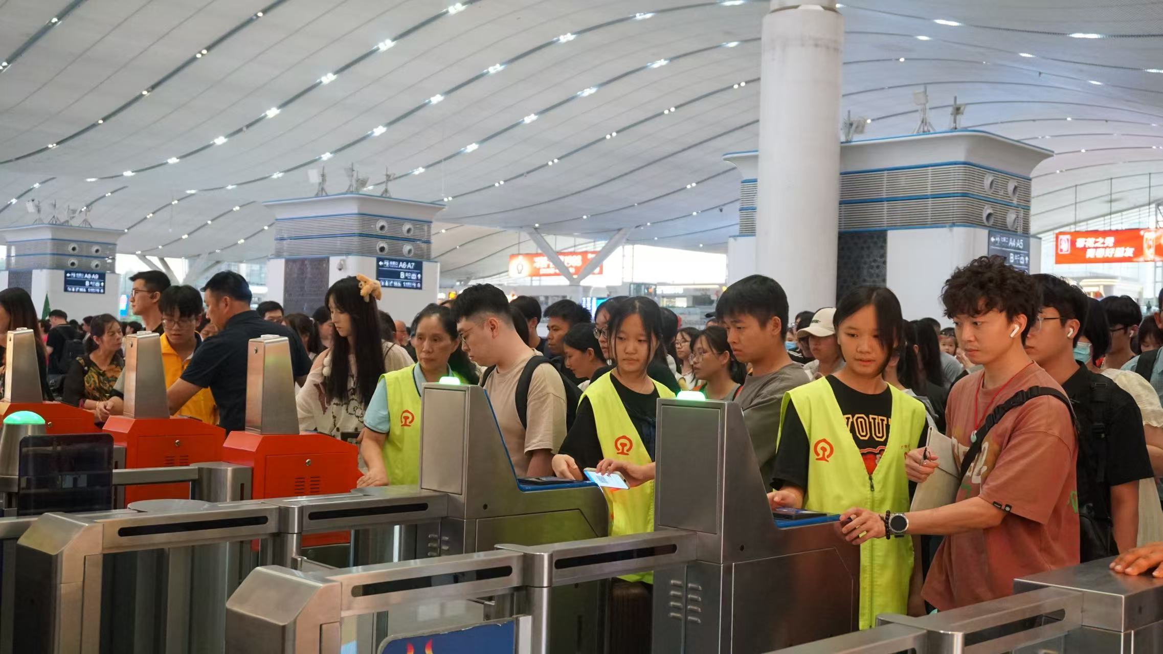 国庆中秋双节铁路客流攀升,深圳铁路到发旅客近900万人次