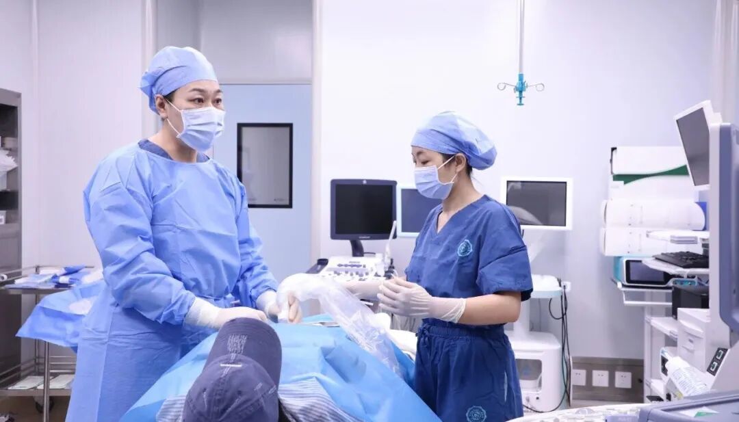 医生在B超监测下进行绒毛膜穿刺