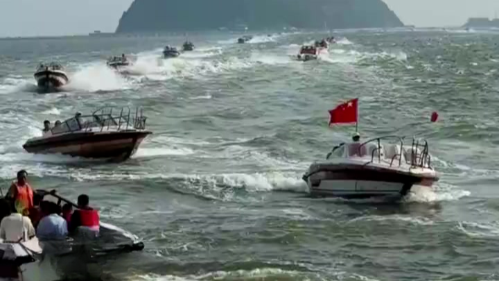 景区上演“抢滩登陆”，网友：知道的是去上岛，不知道的以为搞军事演习