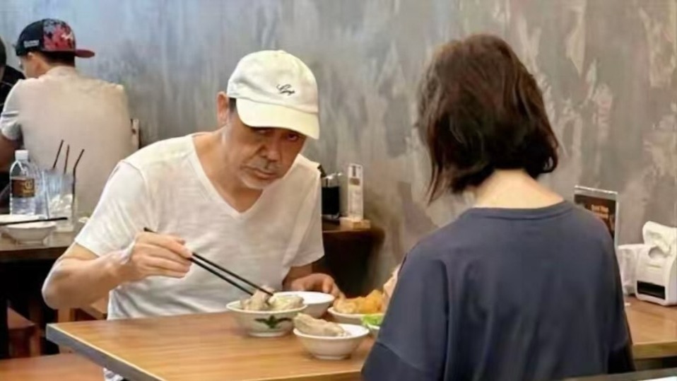 香港影帝刘青云饭店被偷拍，“凶相毕露”眼神犀利，亲和感哪去了封面图