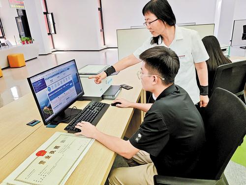 9月30日,蠡县行政审批局工作人员在指导蠡县蓝恒橡胶制品店办事人员办理注销业务。 保定市行政审批局供图