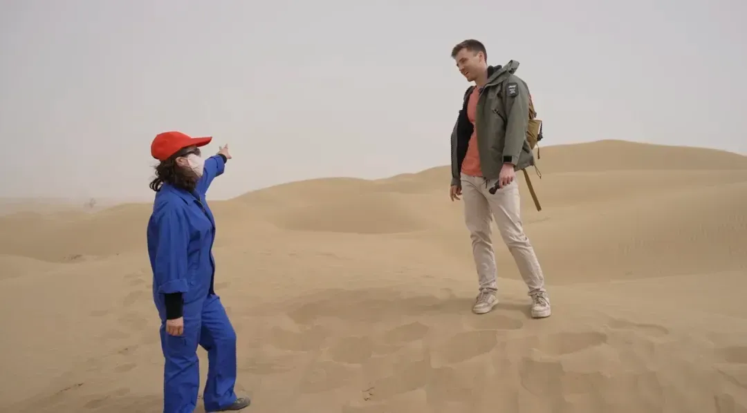 外国友人穿越塔克拉玛干，对话公路旁的“守井人”