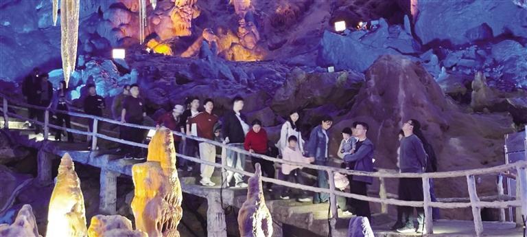 游客打卡武都万象洞　记者　任泽昕　摄