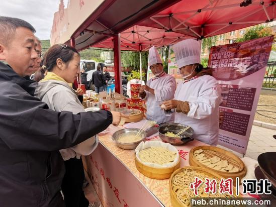 市民观看莜面手艺人制作美食。 张桂芹 摄