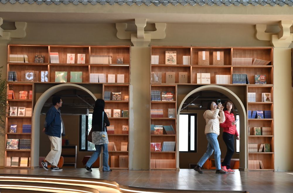 10月7日,游客在敦煌无界参观。新华社发(张晓亮 摄)