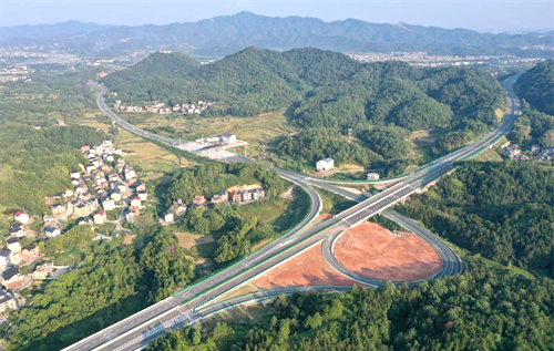 图为2025年10月8日在江西省上饶市信州区秦峰镇境内拍摄的上浦高速公路秦峰出口。