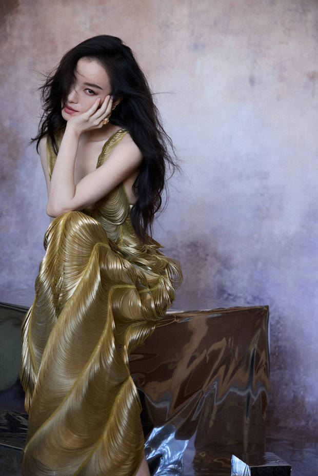 倪妮穿金色深V长裙魅惑美艳 锁骨精致曲线曼妙