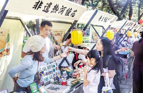 10月3日，游客在承德避暑山庄文化市集购买商品。本报记者 李佳泽摄