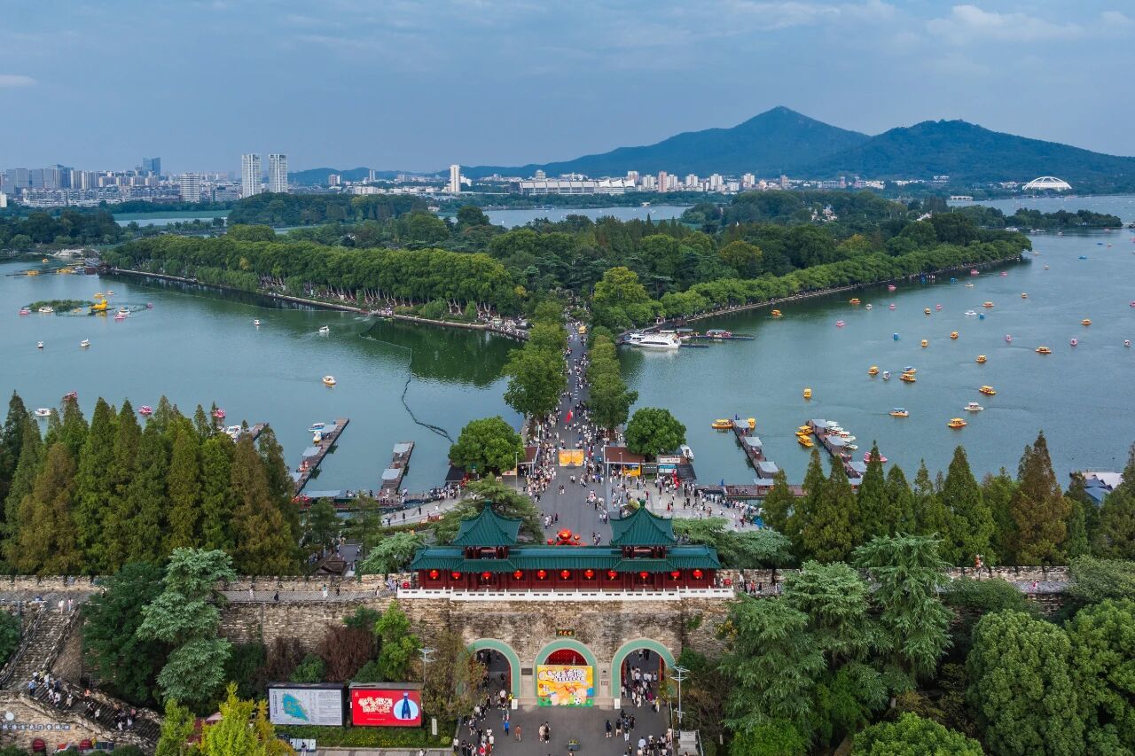 百万游客背后的暖心保障:南京环玄武湖区域双节服务不断档