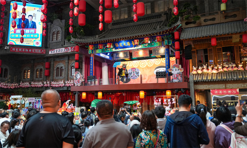 10月5日，游客在保定宴饮食博物馆观看演出。