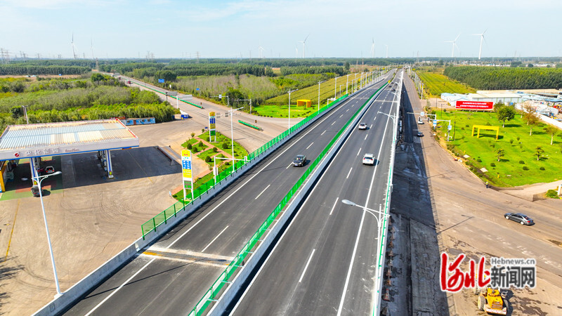图为正式通车后的唐山海港经济开发区乐港路跨沿海公路立交桥。