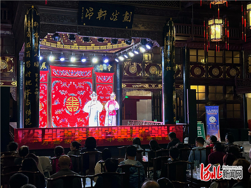 10月6日晚，在保定淮军公所博物馆的百年古戏楼内，中秋戏曲演唱会正在上演。河北日报见习记者 李靖恬摄