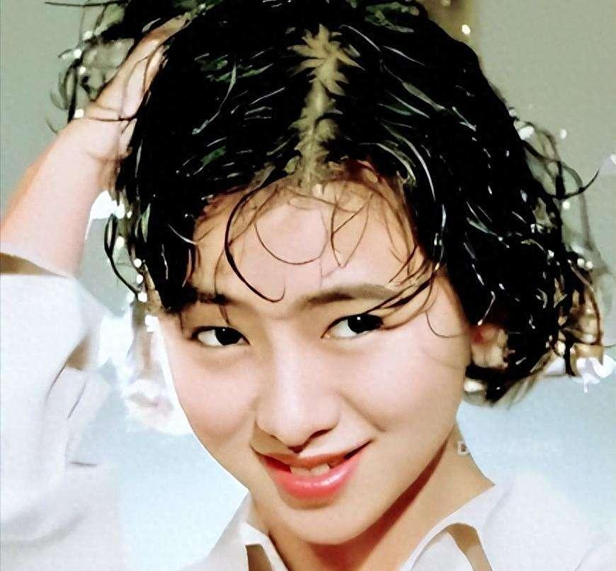 她出身清华大学，因拍风月片与父母决裂，如今不让女儿进娱乐圈