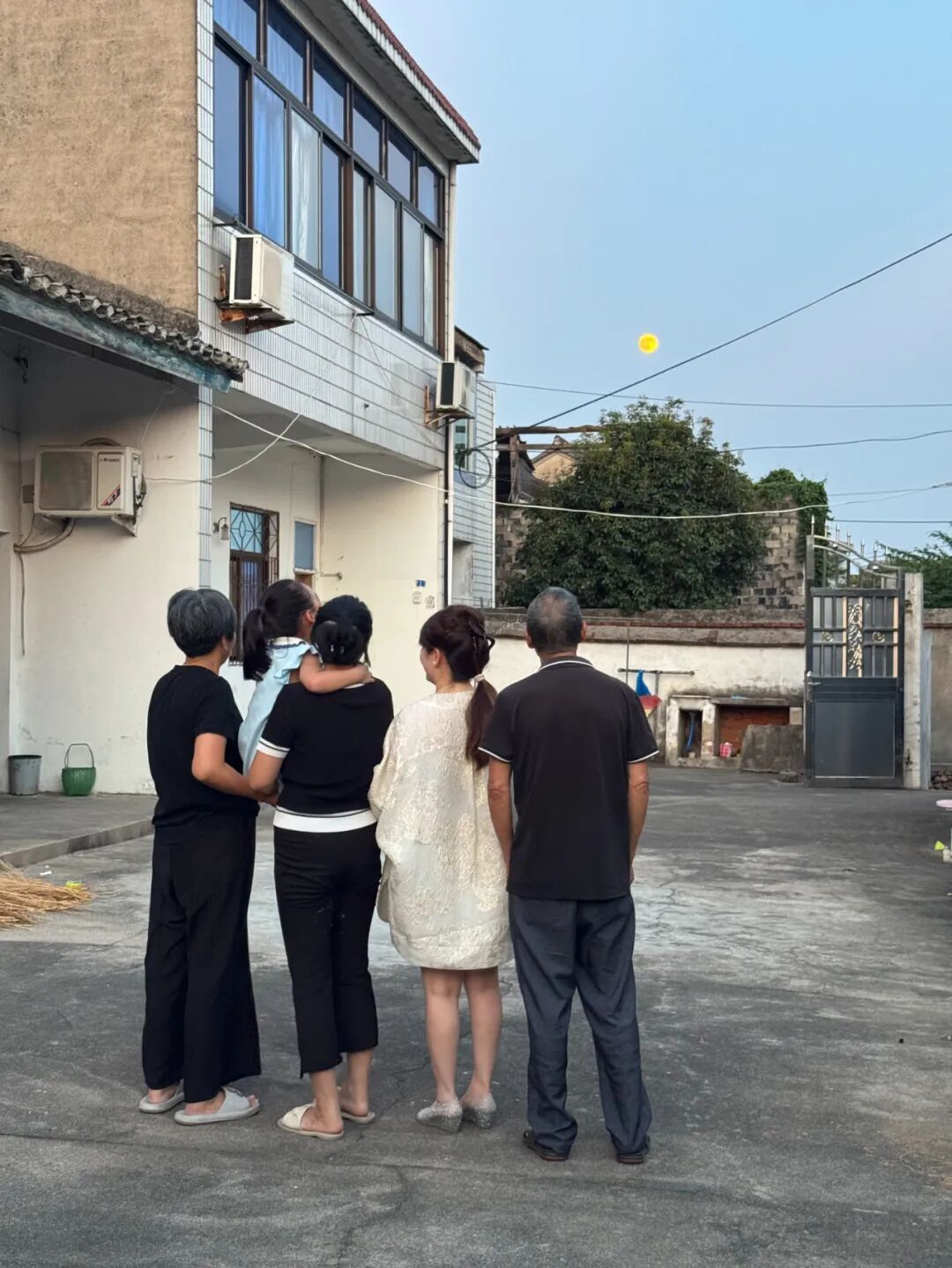 陈阿贤、朱超英一家在院子中赏月