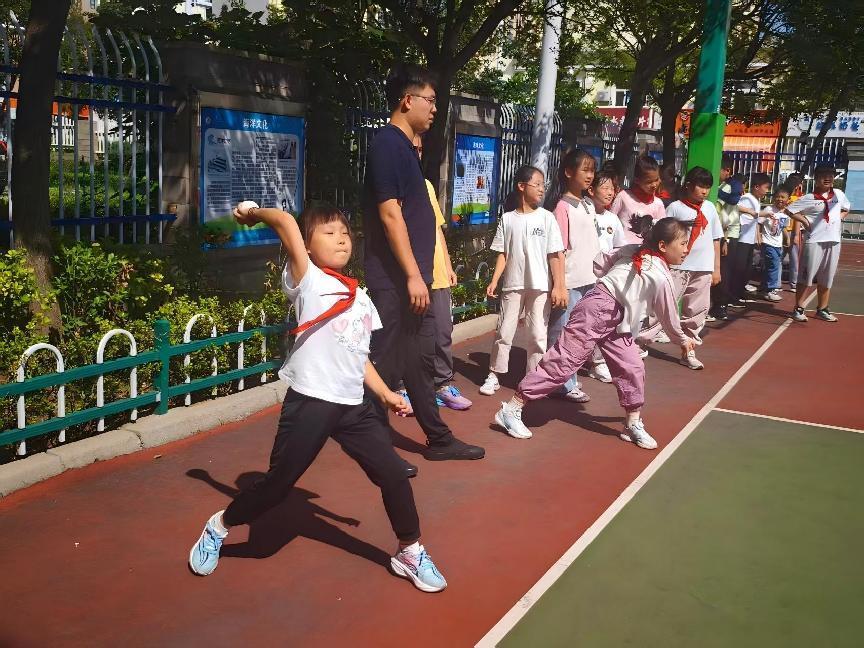 图说:选手在垒球赛场上参赛。