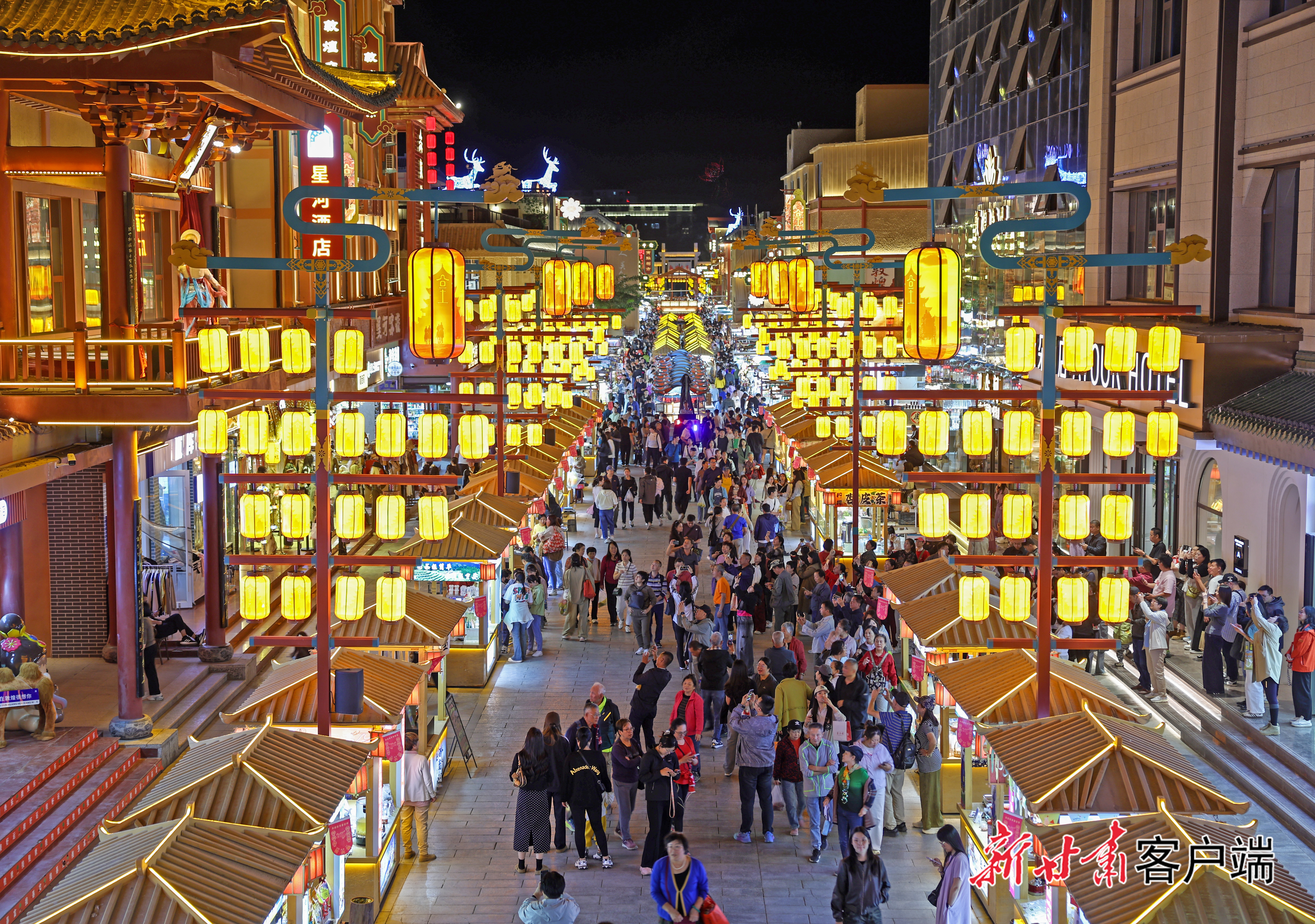 国庆中秋假期期间，游客在敦煌夜市选购特色文创产品。