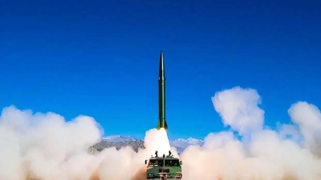 美媒称中国火箭军扩建东南基地，部署多款新导弹，港媒：美军或撤离西太