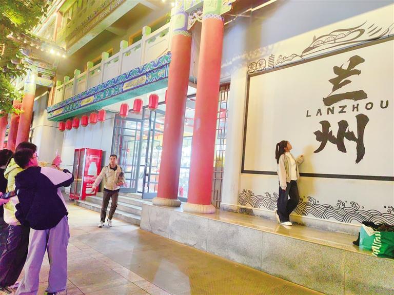 到兰州了，留个影！记者　高宏梅　摄
