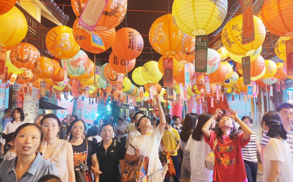 江西永丰县恩江古城里游人如织。新华社发