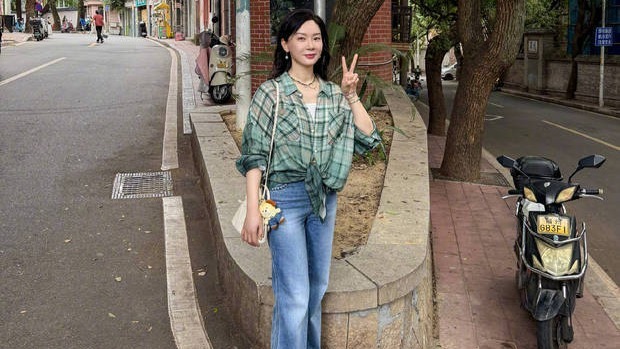 陈数分享悠然假日生活！逛街散步拍美照状态轻盈，笑容明媚心情佳