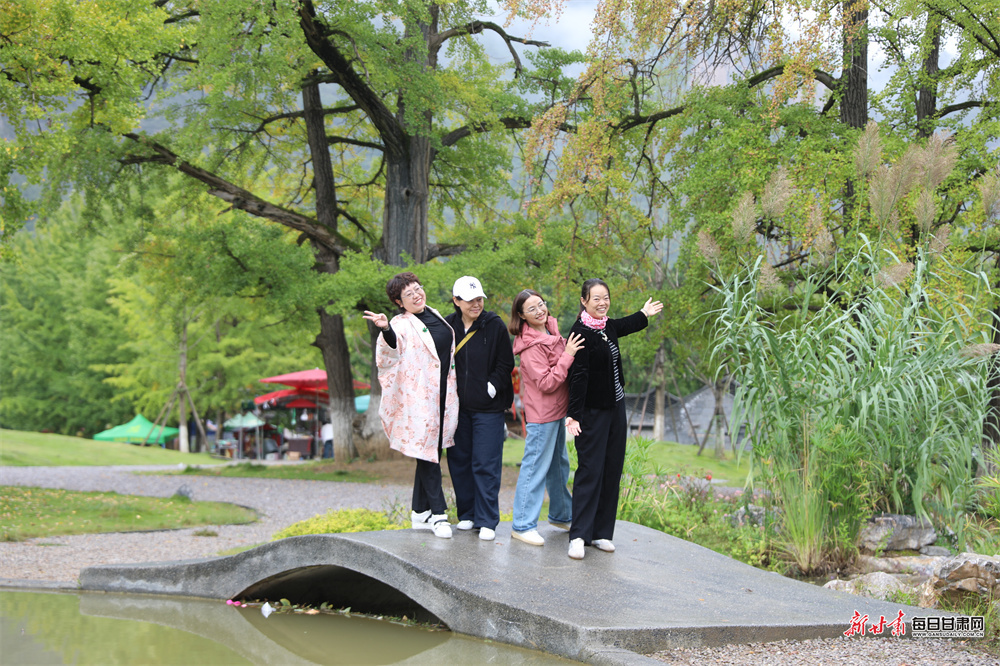 国庆中秋假期，徽县嘉陵江峡谷群景区以月亮峡的清幽、通天坪的新韵、古栈道的沧桑，串联起一幅“山水藏锦绣，古韵焕新章”的壮丽画卷。新甘肃·每日甘肃网通讯员　高琼　摄影报道