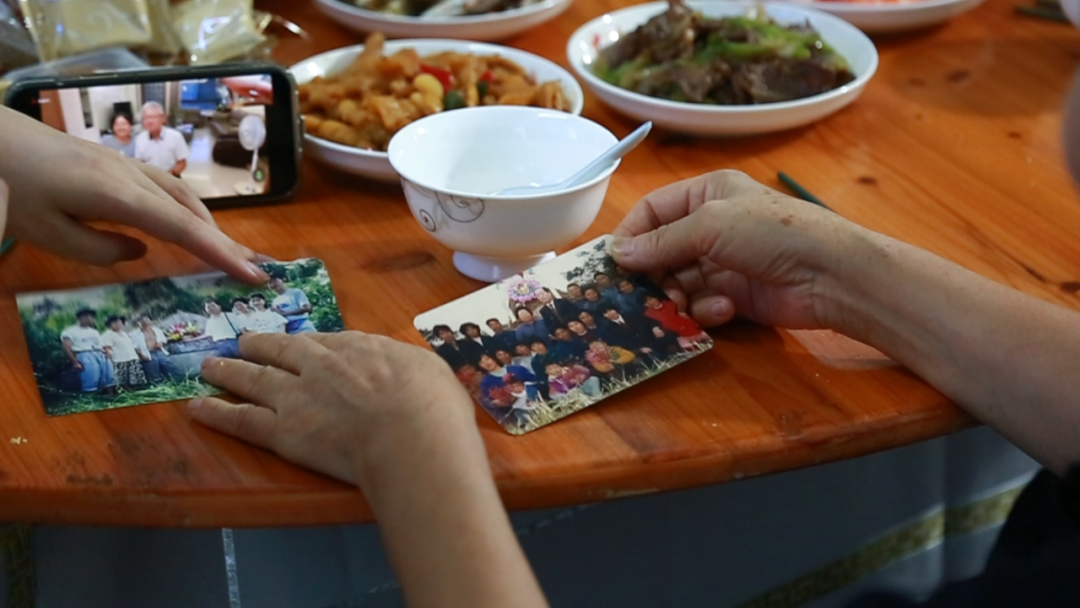 陈阿贤、朱超英展示老照片