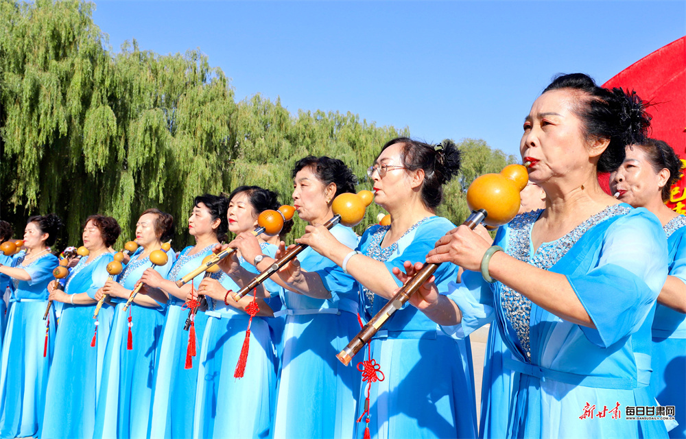 国庆中秋假期，张掖市老年协会在甘州区润泉湖公园开展“银龄颂华诞 奋进新时代”欢庆国庆文艺演出，深情表达对伟大祖国76周岁生日的美好祝福。新甘肃·每日甘肃网通讯员　王将　摄影报道