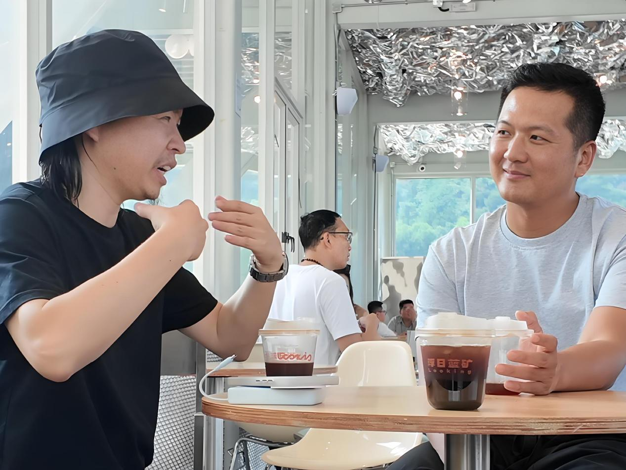 曾群善（左）与刘德江（右）交流。