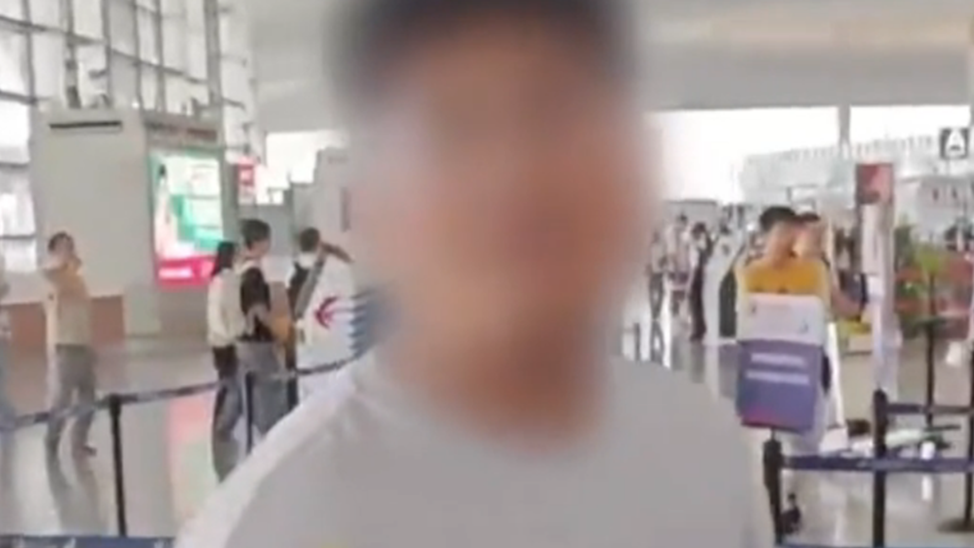 乘客阻止插队遭辱骂推搡，还被连扇两个耳光，当事乘客：对方已道歉，补偿3500元