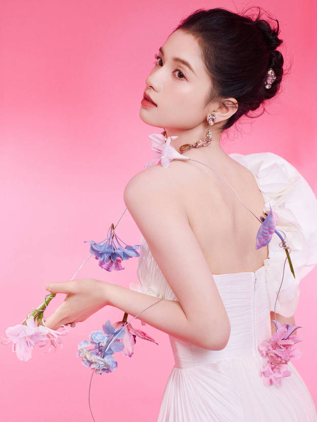 张婧仪穿白色长裙秀美背 甜美明媚灵动俏皮