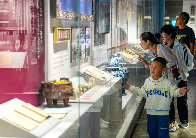 10月5日，游客在保定宴饮食博物馆参观。