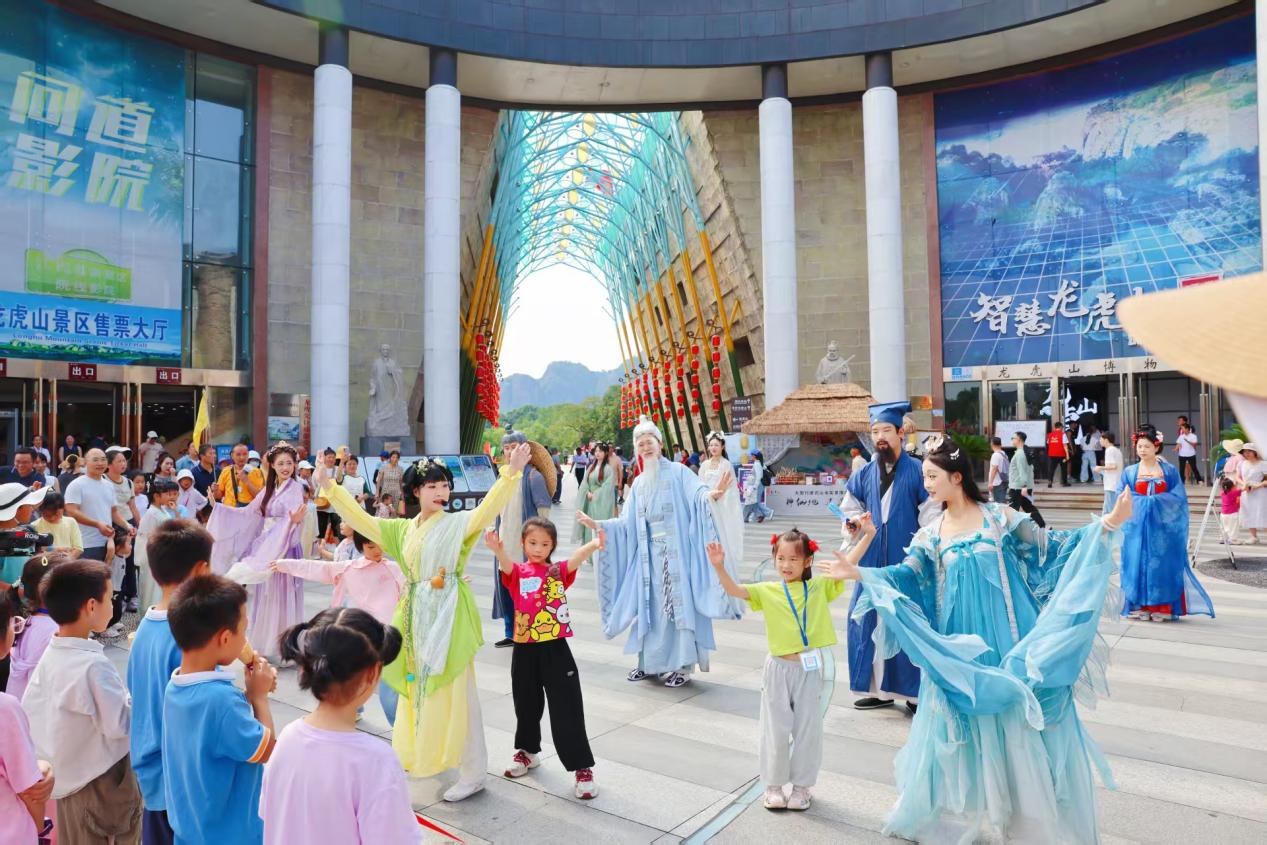 龙虎山双节焕新：七大新品解锁沉浸体验 限定活动点燃黄金周氛围