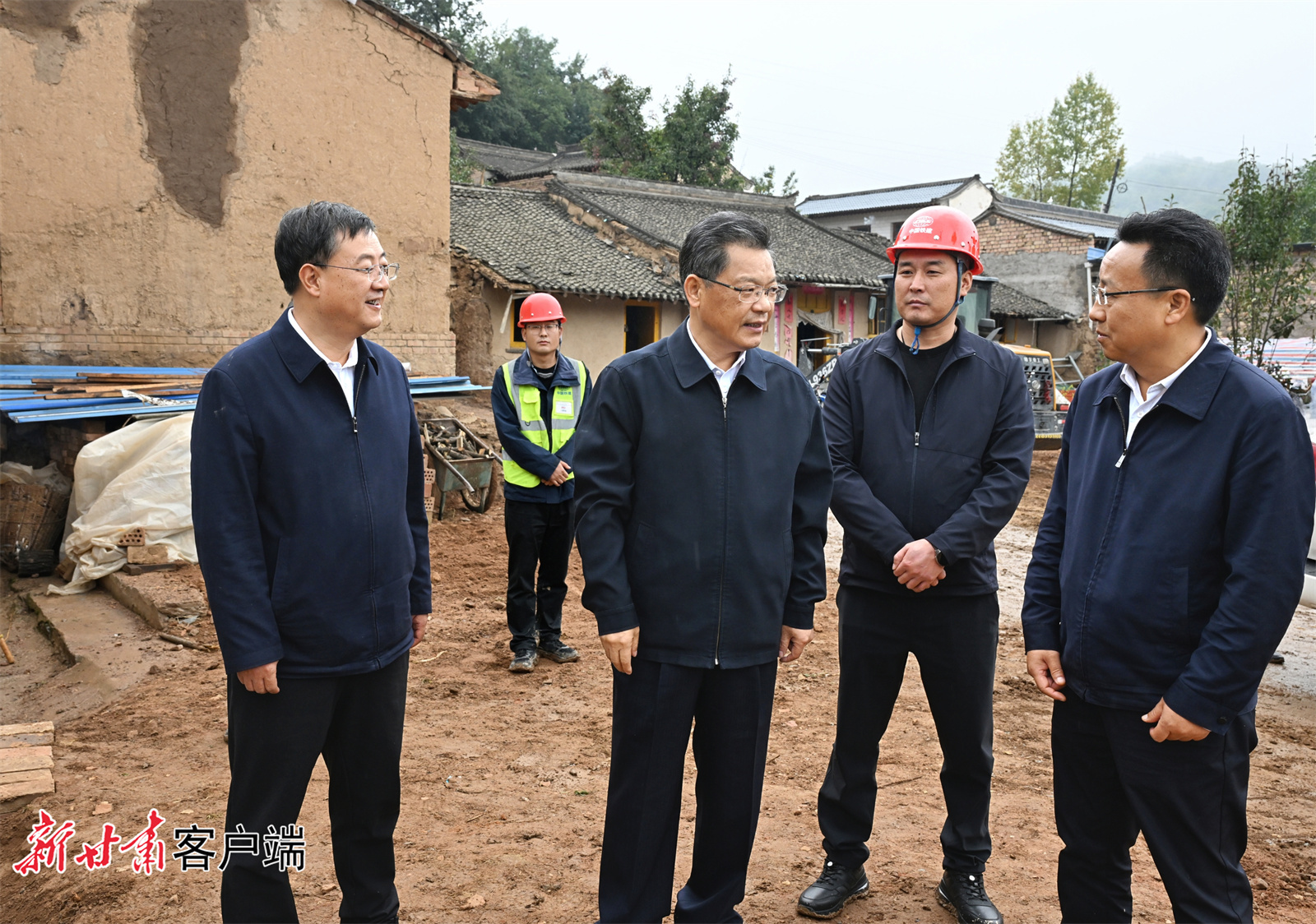 10月4日，省委副书记、省长任振鹤在漳县调研地震受灾和群众基本生活保障情况，并主持召开陇西5.6级地震灾后恢复重建现场办公会。新甘肃&middot;甘肃日报记者　盛学卿