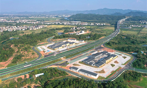 图为2025年10月8日在江西省上饶市信州区沙溪镇境内拍摄的上浦高速公路沙溪服务区。