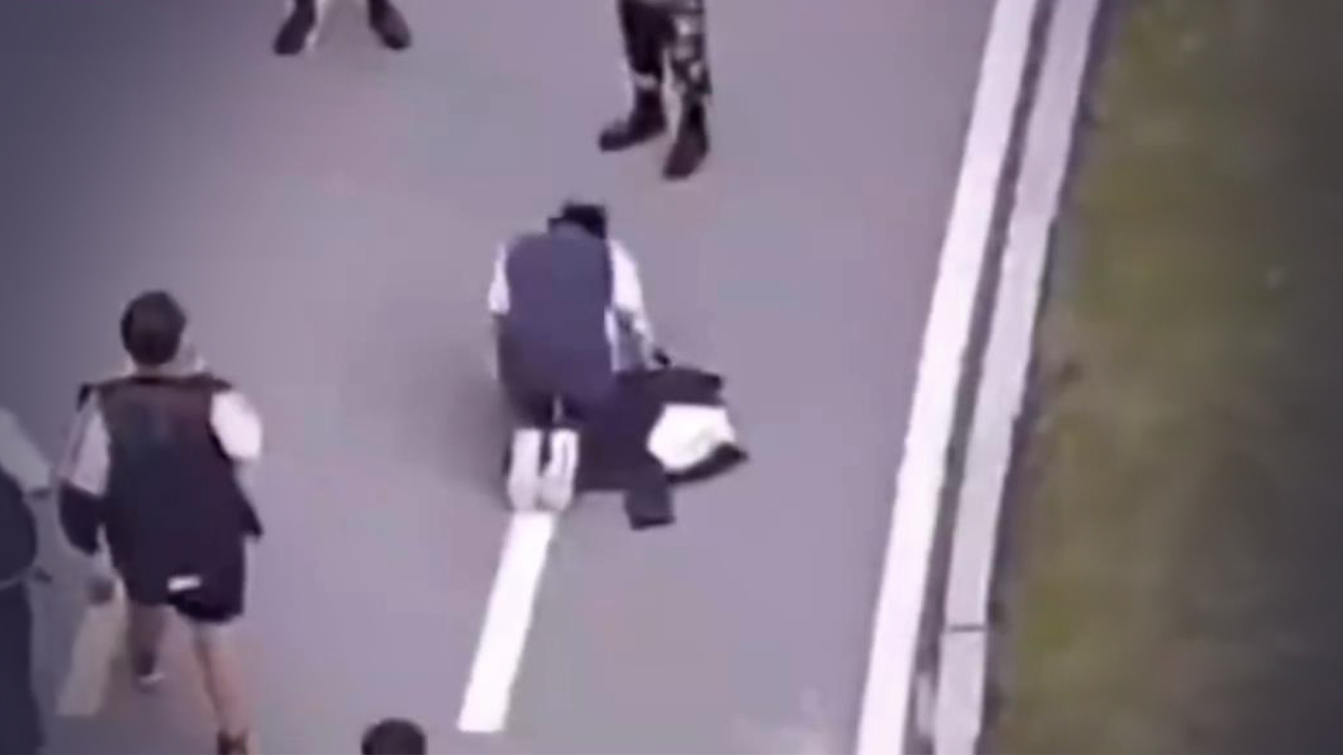 重庆一职校学生给两名穿迷彩服的人员下跪磕头，学校回应：因充电宝等小问题违纪被查到，想通过这种方式让对方不记名