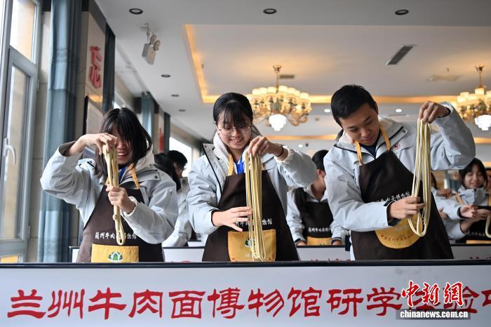 图为澳门青少年在兰州牛肉面博物馆体验牛肉面文化　中新社记者　九美旦增　摄