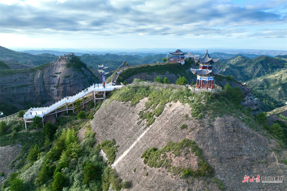 国庆中秋假期，西和云华山迎来旅游小高峰。尽管偶有细雨，游客登山热情却不减，节日氛围浓厚。新甘肃·每日甘肃网通讯员　张蕾蕾　摄影报道