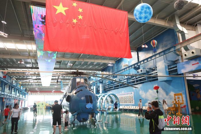 10月6日,游客走进位于江西省景德镇市高新区的江西直升机科技馆参观。中新社记者 刘占昆 摄